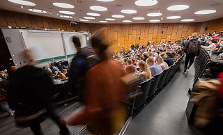 In den Hörsälen in NRW sitzen bei Medizin-Vorlesungen mehr Frauen als Männer. - dpa