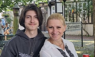 Am Mittag des 25. Juni entstand dieses Foto von Philipos T. und seiner Mutter Joanna Steinmann am Friedensplatz in Minden. Etwas mehr als zwölf Stunden später wurde der 20-Jährige so brutal attackiert, dass er schließlich an seinen schweren Kopf- und Hirnverletzungen starb. - privat