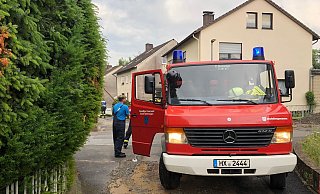 Im Stadtgebiet Beverungen mussten mehrere Keller von der Feuerwehr und Baustellenschächte ausgepumpt werden. Hier ist die Löschgruppe Würgassen im Einsatz. - Nicole Fischer