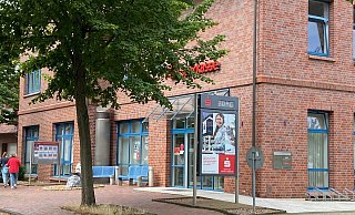 Gleich zweimal hatten es Unbekannte auf die Geldautomaten in der Geschäftsstelle der Sparkasse in Preußisch Oldendorf abgesehen. - Sandra Spieker