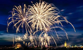 Blick vom Parkhaus des Brüderkrankenhauses in der Paderborner Südstadt: Das Höhenfeuerwerk überstrahlt das Panorama der Libori-Kirmes und der Stadt. - Besim Mazhiqi