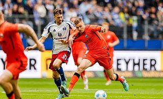 Einst spielte Filip Bilbija (rechts) im Trikot des Hamburger SV. Mittlerweile schnürt er für den SC Paderborn die Fußballschuhe. Hier setzt er sich im Duell mit Hamburgs Jonas Meffert durch. - IMAGO/Philipp Szyza