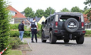 Vor der Diskothek Go Parc soll auf diesen Geländewagen der Marke Hummer geschossen worden sein. Ermittler suchen nach Spuren. - Charlotte Mahncke