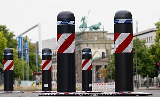 Mobile Poller mit rot-weißer Markierung sind als Absperrung zur Fanzone am Brandenburger Tor aufgestellt. - (c) Copyright 2024, dpa (www.dpa.de). Alle Rechte vorbehalten