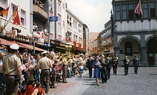 Am 12. Juli 1985 stattet Elizabeth II. zum dritten und letzten Mal Paderborn einen Besuch ab. Abweichend vom Protokoll unternimmt die Queen noch einen Rundgang über den Rathausplatz, um die wartenden Menschen zu begrüßen. - Stadt- und Kreisarchiv Paderborn / Karl Nolden