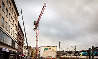 Für die kommenden Monate wird ein großer Kran das Bild der Bahnhofstraße prägen. - Mike-Dennis MŸller / www.mdm.photo