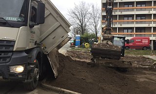 Lastwagen mit Oberboden wurden in den vergangenen Tagen angeliefert. Die Erde ersetzt Schotter und Steine, die der Baggerfahrer aus der Fläche geholt hat. - Corina Lass