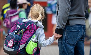Für Kinder, die jetzt eingeschult werden, beginnt ein wichtiger Lebensabschnitt. Dabei können auch die Eltern unterstützen. - Dpa