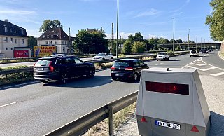 Wie hier in Bielefeld auf dem Ostwestfalendamm stehen auch im Kreis Höxter künftig solch mobilen Blitzer an den Straßen. - Archivbild: Jens Reichenbach