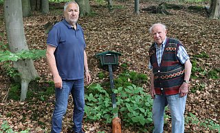 Eine von vielen Beschädigungen: Hans Dieter Mickmack (l.) und Hans-Hermann Sasse neben dem herausgerissenen Pfahl. Sie sind entsetzt über die mutwilligen Zerstörungen am Lehrpfad. - Shannon-Lee Bendig