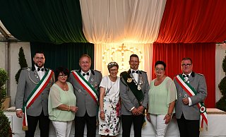 Der Hofstaat: Tobias Wiebesiek (v. l.), Claudia und Bernd Brüggemann, Svenja und Carsten Friedrichs, Claudia und Dirk Bulla. - Dirk Windmöller