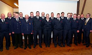 Zahlreiche Feuerwehrleute übernehmen in der Borchener Feuerwehr neue Funktionen. Dazu gratulierten Vize-Landrat Hans-Bernd Janzen (l.), Wehrführer Bernd Lüke (4. v. l.), Bürgermeister Uwe Gockel (2. v. r.) und Kreisbrandmeister Stephan Reckhaus (r.). - Ralph Meyer