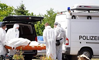 Ermittler der Polizei arbeiten nach einem Tötungsdelikt am Tatort. Am Samstag wurde in Kalletal eine Leiche gefunden. - Leon Stock