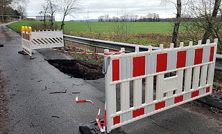 Ein großes Loch macht das Betreten der Straße "An den Teichen" in Spenge zur Gefahr. - Celina Allard