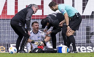 Paderborns Torwart Pelle Boevink hat sich im Heimspiel gegen Elversberg bei einem Luftduell verletzt und wird von Physiotherapeut Jörg Liebeck und Mannschaftsarzt Matthias Porsch (l.) behandelt. Schiedsrichter Wolfgang Haslberger erkundigt sich nach dem Wohlbefinden des Keepers. - picture alliance/dpa