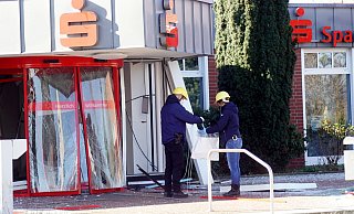 Ermittler nehmen am Montag die Sparkassen-Filiale in Bruchmühlen unter die Lupe und sichern Spuren. - Niklas Krämer
