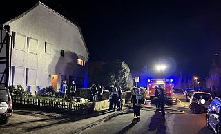Zu einem Wohnungsbrand war die Freiwillige Feuerwehr Höxter am Freitagabend nach Lüchtringen alarmiert worden. - Feuerwehr Höxter