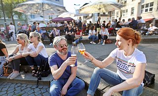 Heute wird auf dem Klosterplatz wieder angetoßen beim Auftakt zum ersten Bielefelder Abendmarkt nach langer Pause. - Sarah Jonek Heute wird auf dem Klosterplatz wieder angetoßen beim Auftakt zum ersten Bielefelder Abendmarkt nach langer Pause. - Sarah Jonek