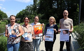 Jenny Iversen (v. l.), Stefanie Voß, Martina Brinker, Annette Bökamp und Volker Wellmann präsentieren das neue Programmheft. - Judith Gladow