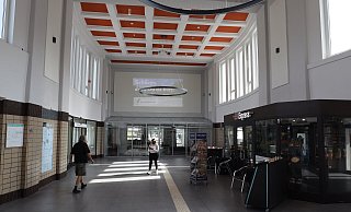 Moderne Zeiten: Die Stirnwand der Empfangshalle nutzt das Staatsbad als Projektionsfläche für ihre Werbebotschaften. In der Halle fehlen noch die Info-Monitore und die Kacheln in den unteren Wandbereichen. - Jörg Stuke