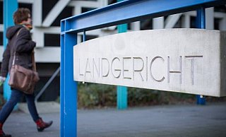 Ein 33-Jähriger muss sich vor dem Landgericht Bielefeld verantworten, weil er einen Mann aus Herford mit einer Eisenstange schwer verletzt hat. - Phyllis Frieling