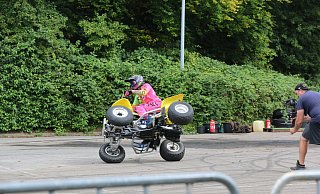 Mit einem Quad - wie auf diesem Symbolbild - ist ein Bad Oeynhausener zum Friseur gefahren - und hat falsch geparkt. Weil er ein Knöllchen kassierte, legte er sich mit einem Ordnungsamtsmitarbeiter an und muss vor Gericht. - Anthea Moschner