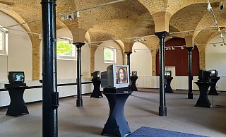 Die audiovisuelle Installation „Fluchtpunkt Heimat“ ist noch bis Freitag, 6. September 2024, im Gewölbesaal des Schloßes zu sehen. - Rolf Oberliesen