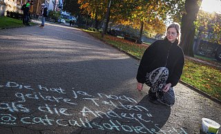 Festgehalten für „Catcalls of Bielefeld“: Der Mann im Kunsthallenpark hat offenbar schon eine andere Frau belästigt, als er mit diesem Spruch eine weitere Passantin belästigt. - Sarah Jonek