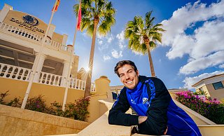 Maximilian Rohr strahlt vor dem Paderborner Trainingslager-Domizil im spanischen Roldán mit der Sonne um die Wette. - Besim Mazhiqi