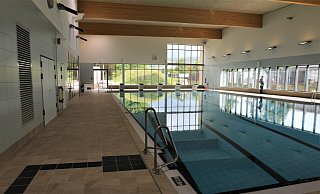 Im Hallenbad soll die Wassertemperatur gesenkt werden. - Simone Flörke