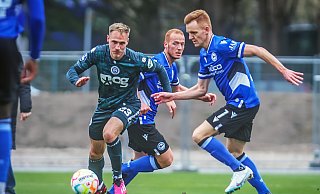 Ex-Armine Florian Krüger (l., hier beim nicht öffentlichen Testspiel gegen Arminia Bielefeld im März 2023) spielt nun für Eintracht Braunschweig. - Sarah Jonek