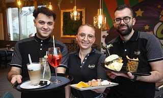 Abbas Tokko (v.l.), Jadranka Laguric und Aleksandar Languric laden zum Verweilen ins neue "Stadtglück". - Ulf Hanke