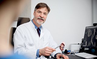 Prof. Dr. Karl-Dietrich Sievert, Chefarzt der Klinik für Urologie und Leiter des Uroonkologischen Zentrums Lippe. - Klinikum Lippe