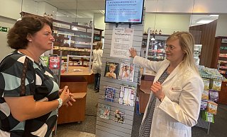 Apothekerin Marleen Windgätter (rechts) schildert CDU-Bundestagsabgeordneter Kerstin Vieregge ihre Sorgen, wenn die von Bundesgesundheitsminister Karl Lauterbauch geplante Reform wirklich kommen sollte. - Silke Buhrmester Apothekerin Marleen Windgätter (rechts) schildert CDU-Bundestagsabgeordneter Kerstin Vieregge ihre Sorgen, wenn die von Bundesgesundheitsminister Karl Lauterbauch geplante Reform wirklich kommen sollte. - Silke Buhrmester