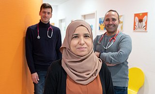 Fachärztin Asma Rhouma (44) und Bülent Adasoglu (43, r.) werden seit Oktober von Facharzt Anatoli Kundurdzhiev (39, l.) unterstützt. - Oliver Krato