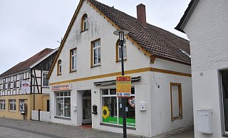 Das Haus am Kirchplatz 20 hat einen neuen Besitzer. Die Podologie-Praxis und das Büro der Grünen müssen sich langfristig neue Räume suchen. - Frank Jasper