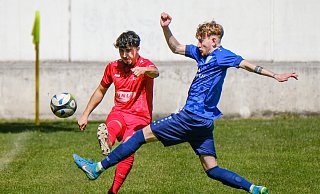 Türk Sports Karim Yehia (l.) kann in dieser Szene eine Flanke schlagen. Jöllenbecks Lukas Hackbart kann die Hereingabe nicht verhindern. Am Ende setzt sich der FC Türk Sport 4:3 gegen die Jürmker durch. - Andreas Zobe