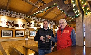 Ein Original verlässt den Paderborner Weihnachtsmarkt: Hartmut Nessel (r.) übergibt die "Gute Stube" an Tino Noack. - Lena Henning
