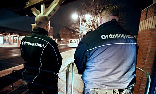 Das Bünder Ordnungsamt bei einer nächtlichen Kontrolle am Busbahnhof. - www.gerald-dunkel.de