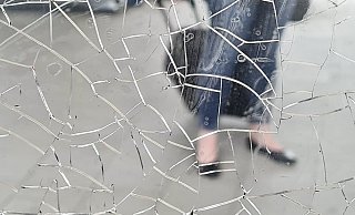 Die zerstörten ICE-Scheiben im Bielefelder Bahnhof sahen so aus. - privat