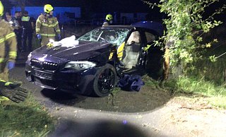Die Feuerwehr Paderborn musste die Fahrertür des BMW entfernen, um den verletzten Fahrer in Elsen aus dem Fahrzeug zu retten. - Feuerwehr Paderborn