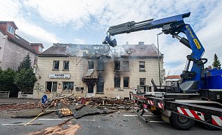 Das THW reißt Dachteile des ehemaligen Hotel Kaisers ab, das nach dem Großbrand nicht mehr bewohnbar ist. - CHRISTIAN MATHIESEN