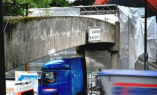 Die Fußgängerbrücke über die B61 in Gütersloh muss dringend saniert werden. Ein Experte nennt sie eine „tickende Zeitbombe“.