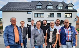 Die CDU Ovenhausen – hier vor dem ehemaligen Hotel – mit Günther Ludwig (v. l.), Mika Todt, Lukas Wöstefeld, Ralf Meyer, Nils Risse, Helga Winkelhahn, Benedikt Hofbauer und Klaus Spieker stellt sich gegen die aktuellen Planungen der Stadt Höxter. - CDU