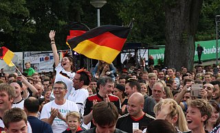 Zum Public Viewing in den Steinmeisterpark in Bünde kamen im Jahr 2016 noch etwa 4.000 Fußballfans. - Stefan Boscher