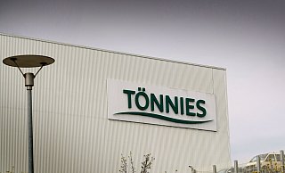 Die Feuerwehr war am Samstagvormittag bei Tönnies in Rheda-Wiedenbrück vor Ort. - Andreas Frücht