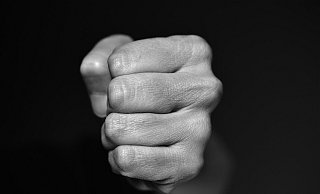 Der Angreifer schlug gegen den Körper der Frau. - Pixabay