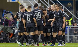 Nach seinem Sensationstreffer versammeln sich fast alle SCP-Spieler um den Torschützen Florent Muslija (Mitte). - IMAGO/Moritz Müller