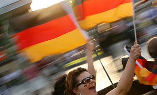 Wer nach einem EM-Sieg im Autokorso feiern will, muss trotzdem die Verkehrsregeln beachten. - dpa