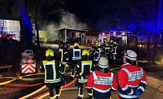 Alle Löschzuüge der Feuerwehr Rheda-Wiedenbrück musste in der Nacht zu Montag zu einem Großbrand an die Marienfelder Straße in Rheda ausrücken. - Thorsten Heß